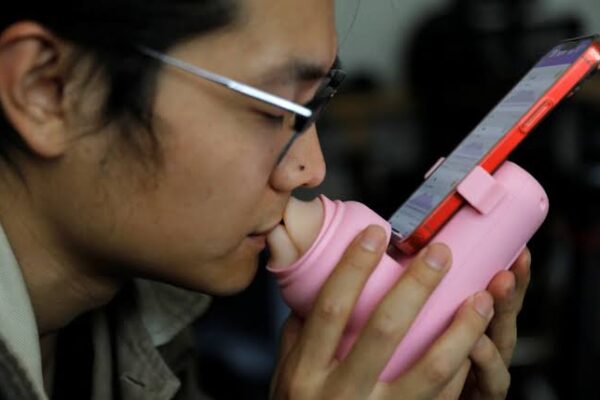 Chinese Inventor Creates a “Remote Kissing” gadget for Long-Distance Couples to share a Kiss using Connected Devices