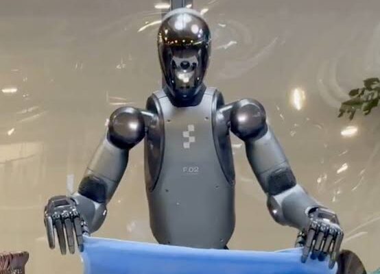 This Robot Loads your Dirty Clothes into a Washing Machine and Neatly Folds your Clothes (Video)