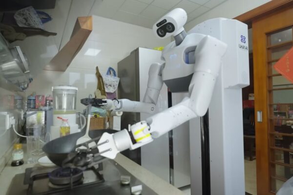 China Develop a Humanoid Robot That Cooks and Cleans (Video)