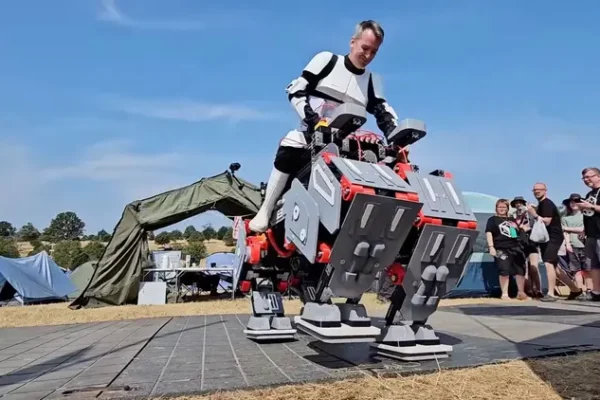UK YouTuber-Built a Quadruped Robot that can Carry a Human across Long Distances (Photos)