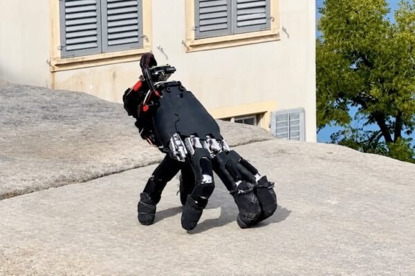 ‎Swiss Scientists Create a Robotic Hand That Moves Across Surfaces Using Its Fingers as Legs (Video)
