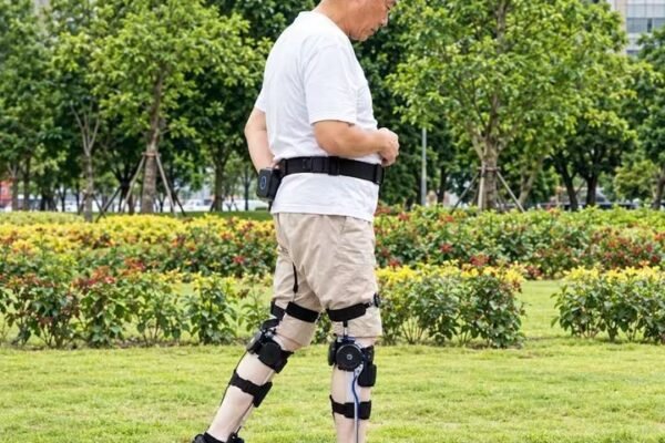Scientists Invent a Lightweight, Battery-free Self-Powered Neuroprosthesis that helps Stroke Survivors Walk more Naturally (Video)